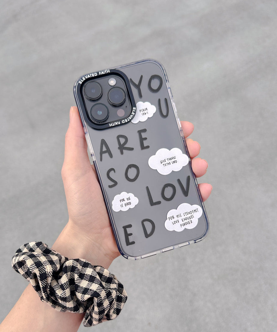 Schwarze Handyhülle mit Aufschrift „You Are So Loved“