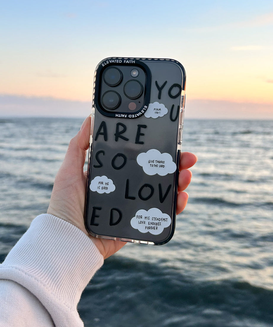 Schwarze Handyhülle mit Aufschrift „You Are So Loved“