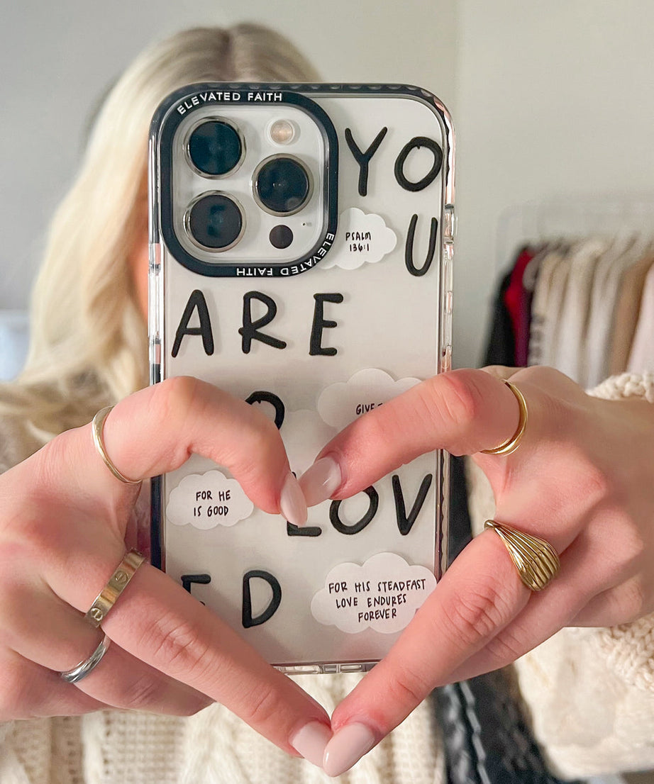 Schwarze Handyhülle mit Aufschrift „You Are So Loved“