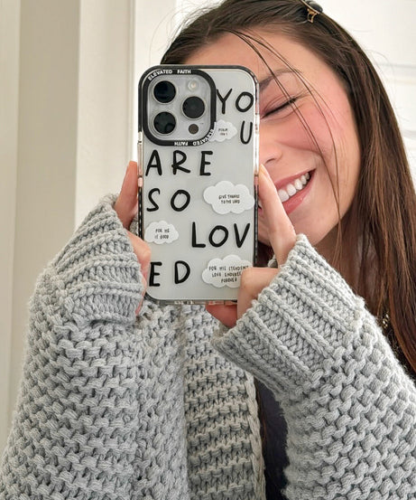 Schwarze Handyhülle mit Aufschrift „You Are So Loved“