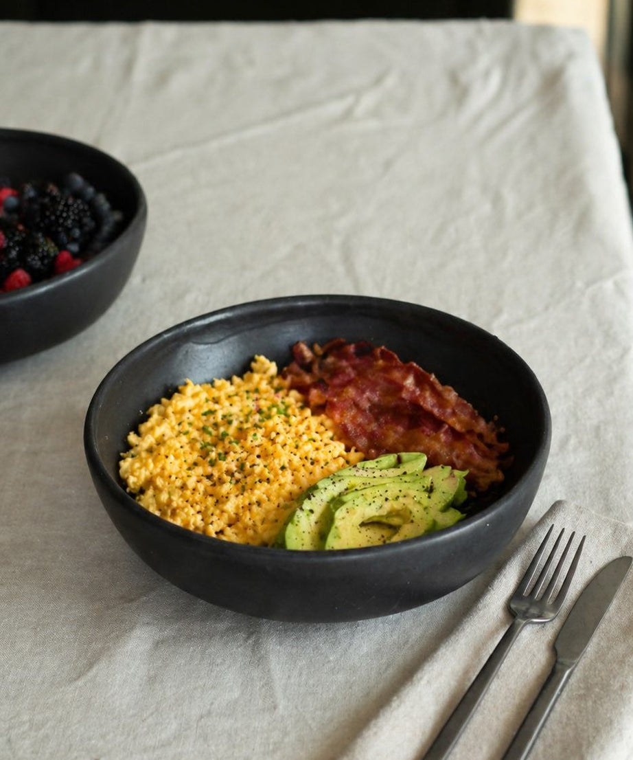 Schwarze matte Steingut-Pastaschale