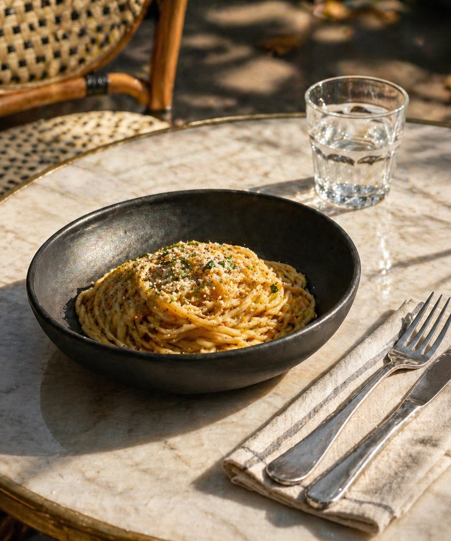 Schwarze matte Steingut-Pastaschale