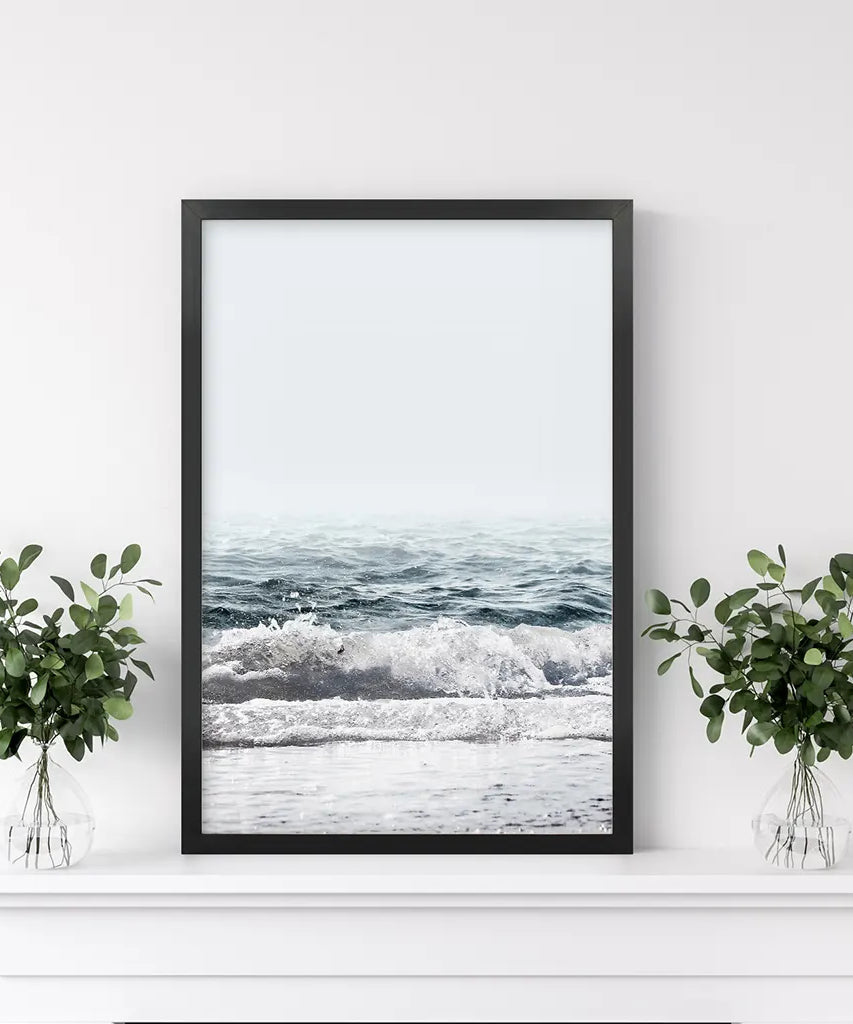 Minimalistischer Ozean Wandkunstdruck. Blaue Wellen, Schaum