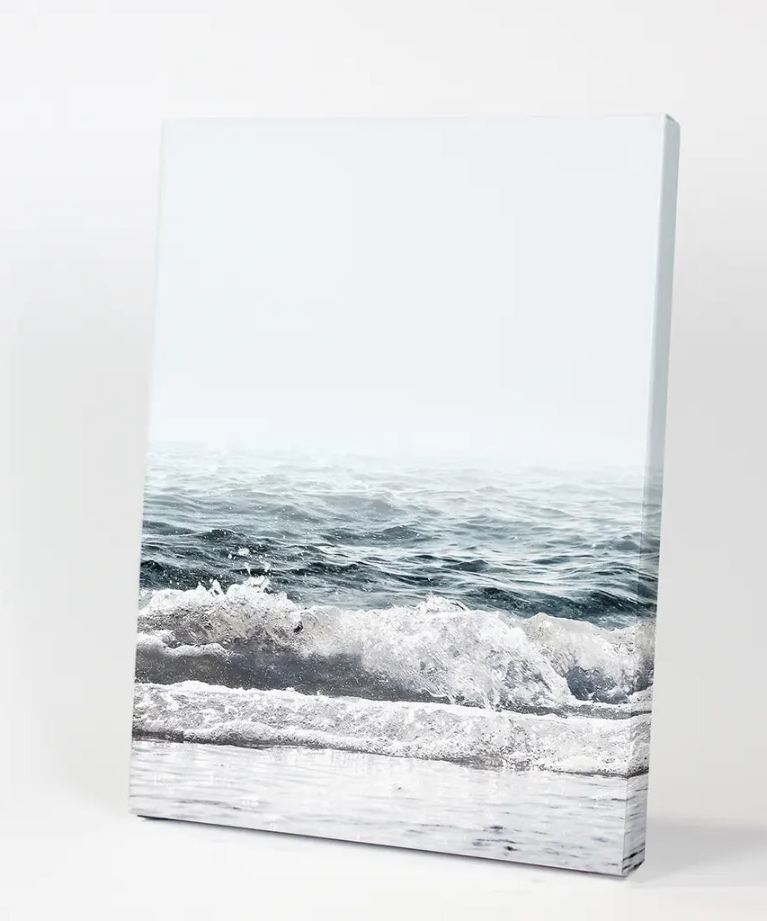 Minimalistischer Ozean Wandkunstdruck. Blaue Wellen, Schaum