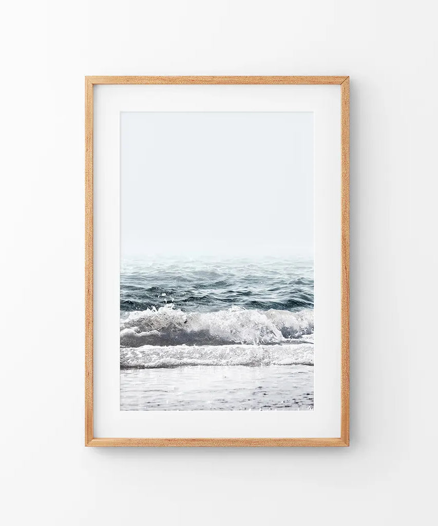 Minimalistischer Ozean Wandkunstdruck. Blaue Wellen, Schaum