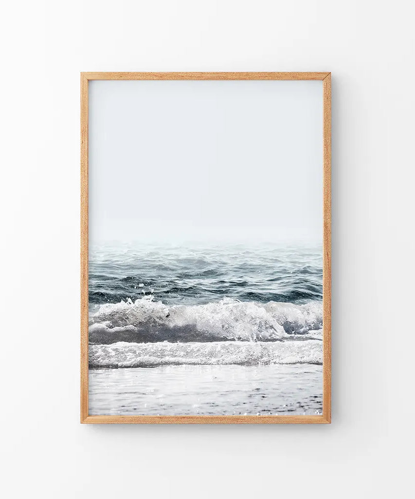 Minimalistischer Ozean Wandkunstdruck. Blaue Wellen, Schaum