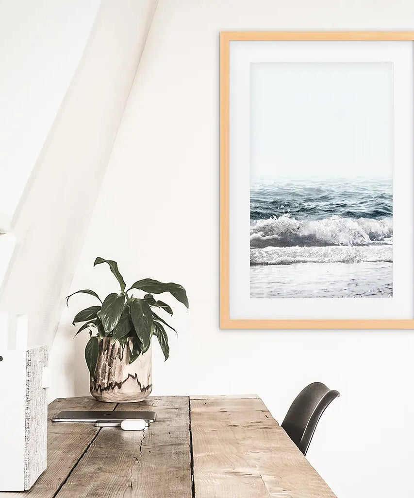 Minimalistischer Ozean Wandkunstdruck. Blaue Wellen, Schaum