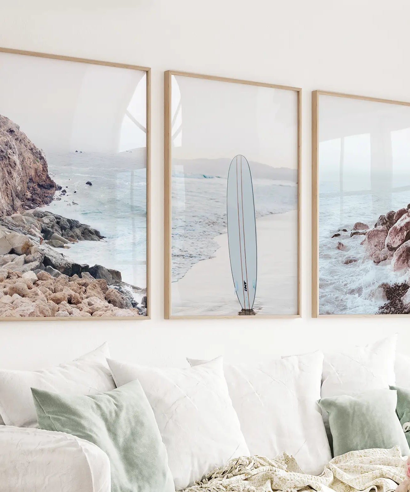 3-teiliges Surf-Wandbild. Surfbrett, blauer Meeresstrand, Felsen