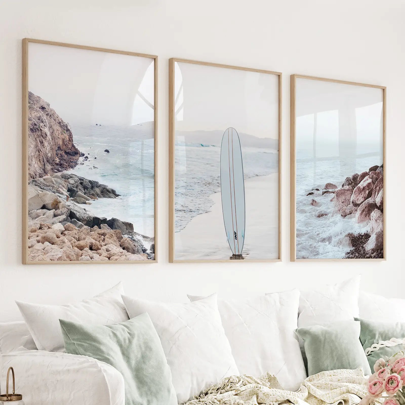3-teiliges Surf-Wandbild. Surfbrett, blauer Meeresstrand, Felsen