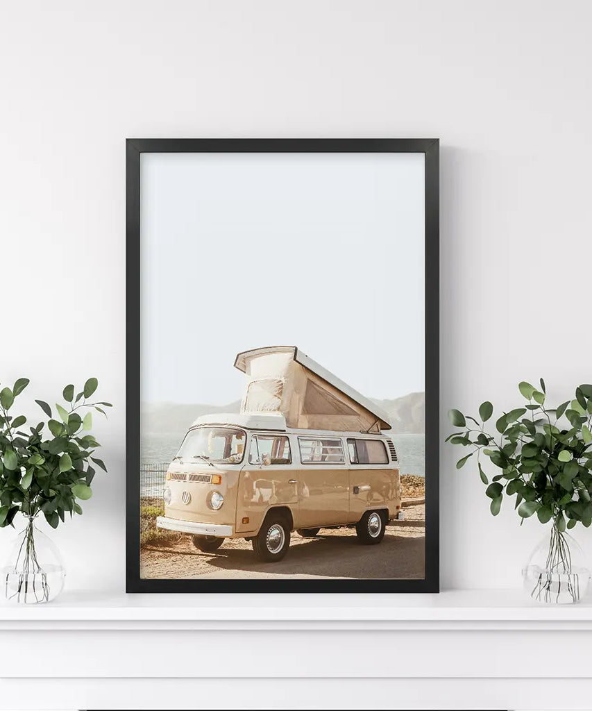 Gelbe Vintage Hipster-Van-Wandkunst. Sommerreise