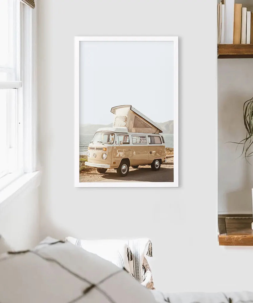 Gelbe Vintage Hipster-Van-Wandkunst. Sommerreise