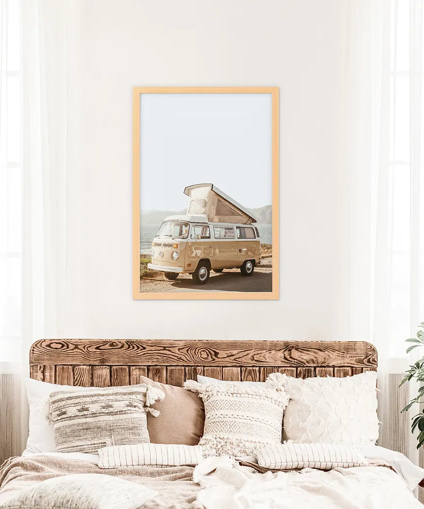 Gelbe Vintage Hipster-Van-Wandkunst. Sommerreise