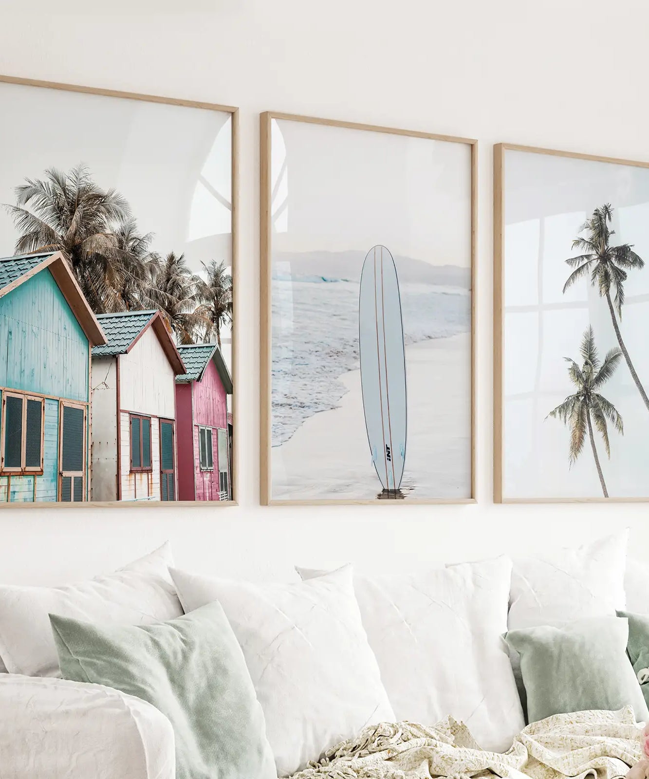 Kalifornische Boho Wandkunst. Surfbrett, Palmen, Strand, Hütten