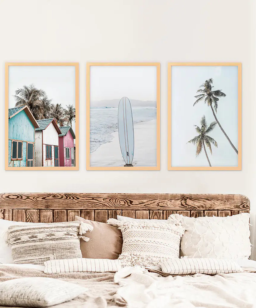 Kalifornische Boho Wandkunst. Surfbrett, Palmen, Strand, Hütten