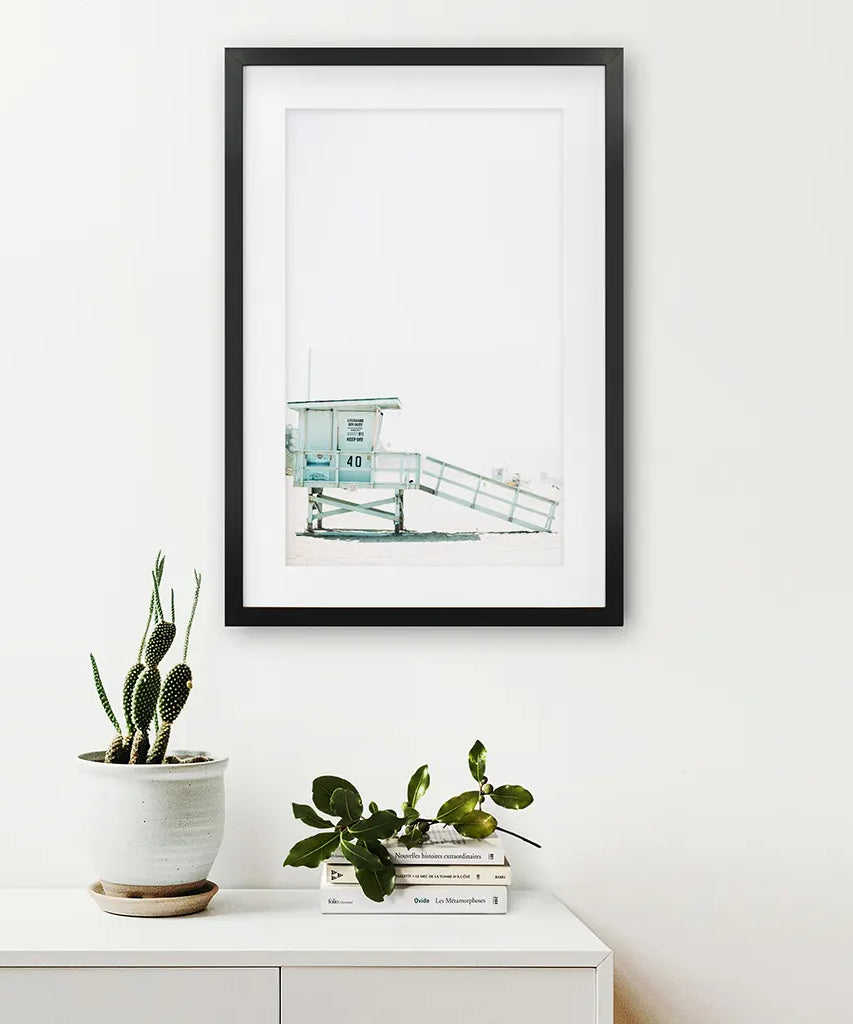 Kunstdruck zum Thema „Küstenleben in Kalifornien“. Blaue Rettungsschwimmerhütte