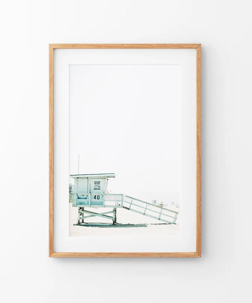 Kunstdruck zum Thema „Küstenleben in Kalifornien“. Blaue Rettungsschwimmerhütte