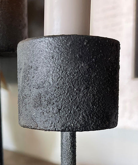Kerzenhalter aus geschwärztem Metall im Used-Look
