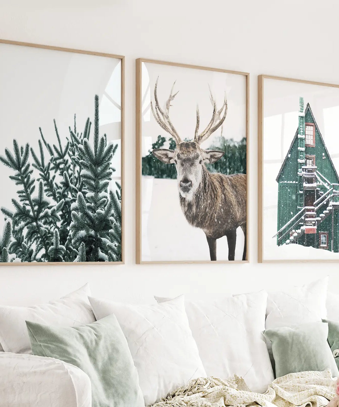 Rustikales Weihnachts-Wandkunst-Set. Bäume, Hirsche, grüne Blockhütte