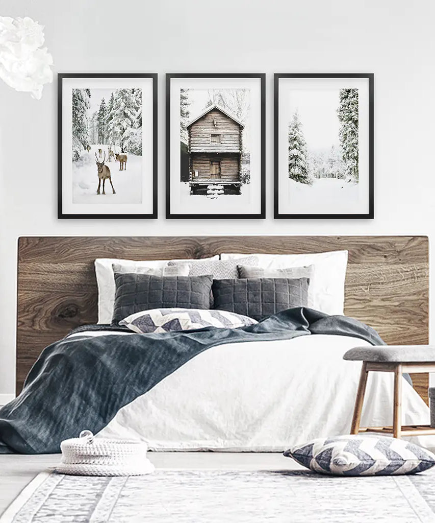 Wandbilder-Set im Weihnachts-Design. Rentier, Blockhütte, Wald