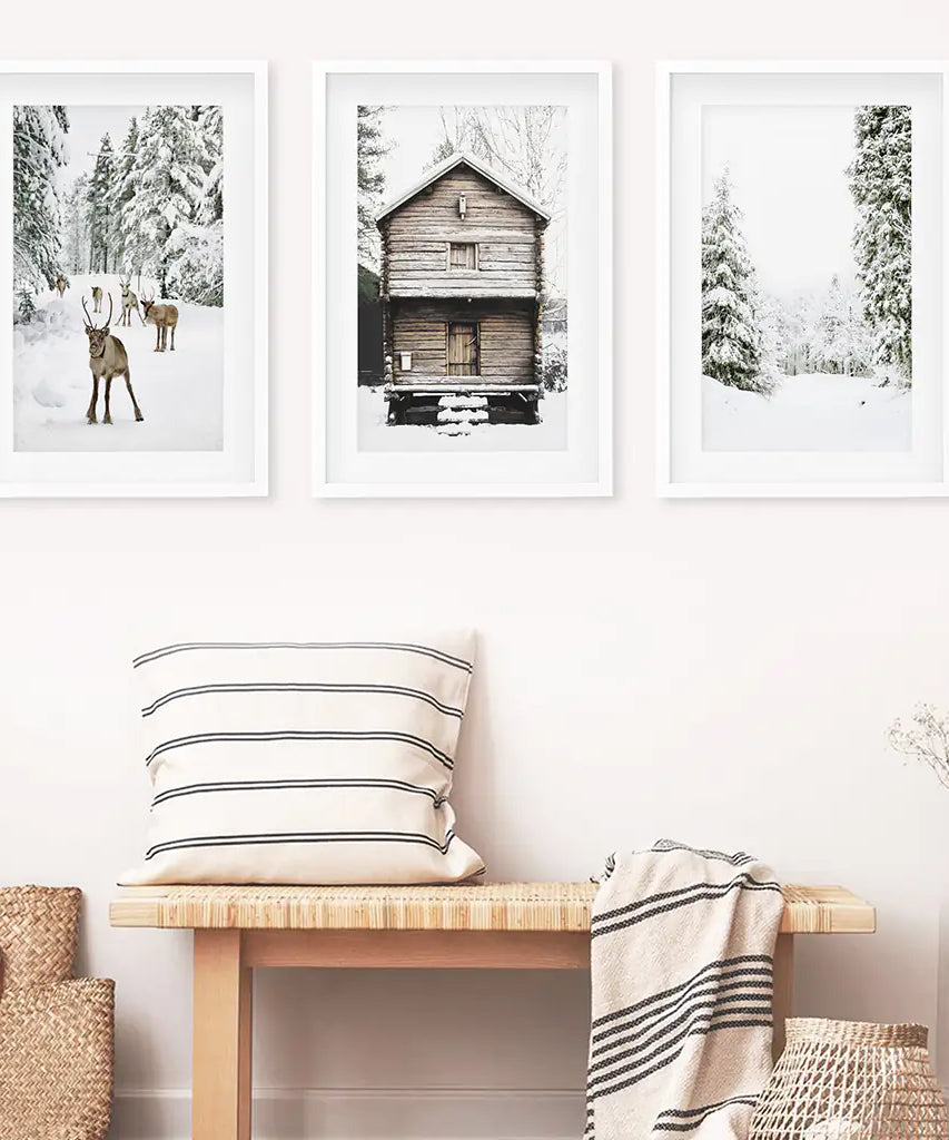 Wandbilder-Set im Weihnachts-Design. Rentier, Blockhütte, Wald