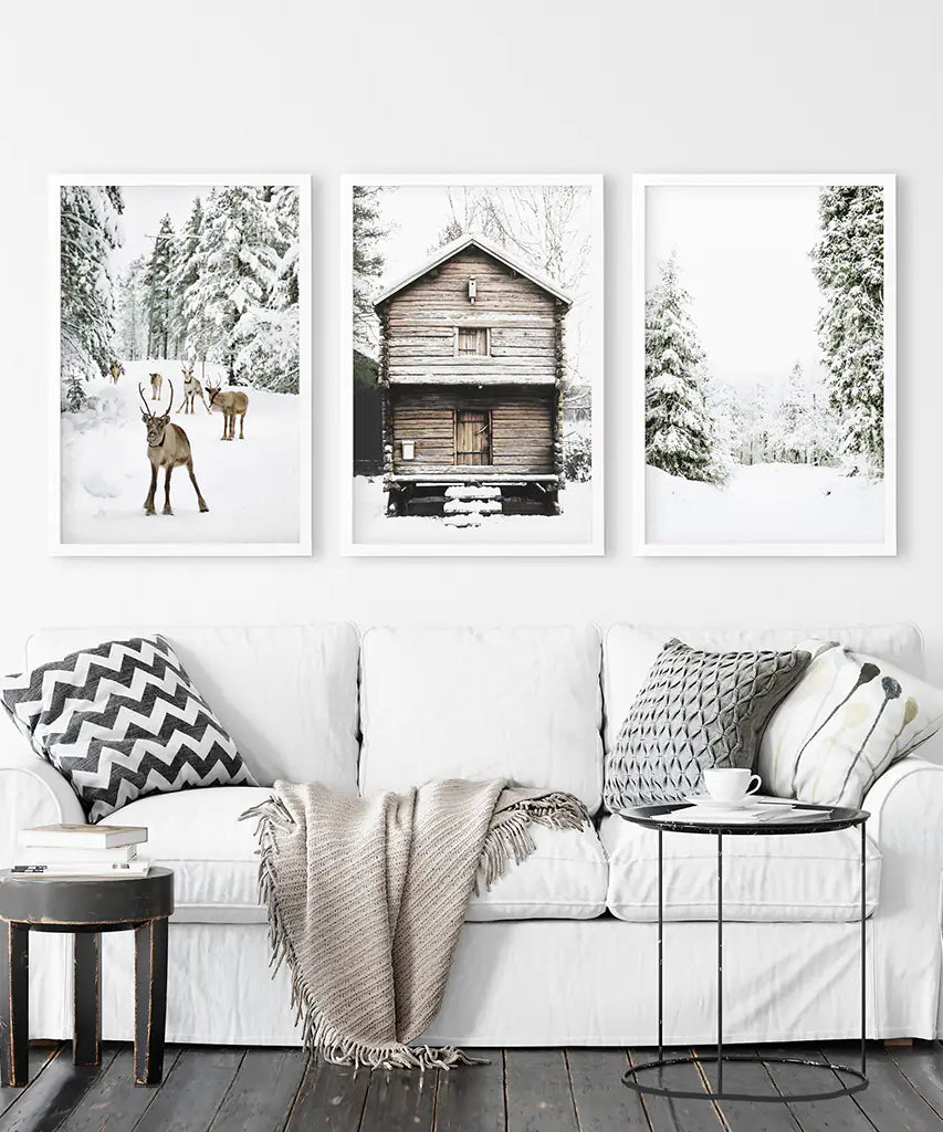 Wandbilder-Set im Weihnachts-Design. Rentier, Blockhütte, Wald