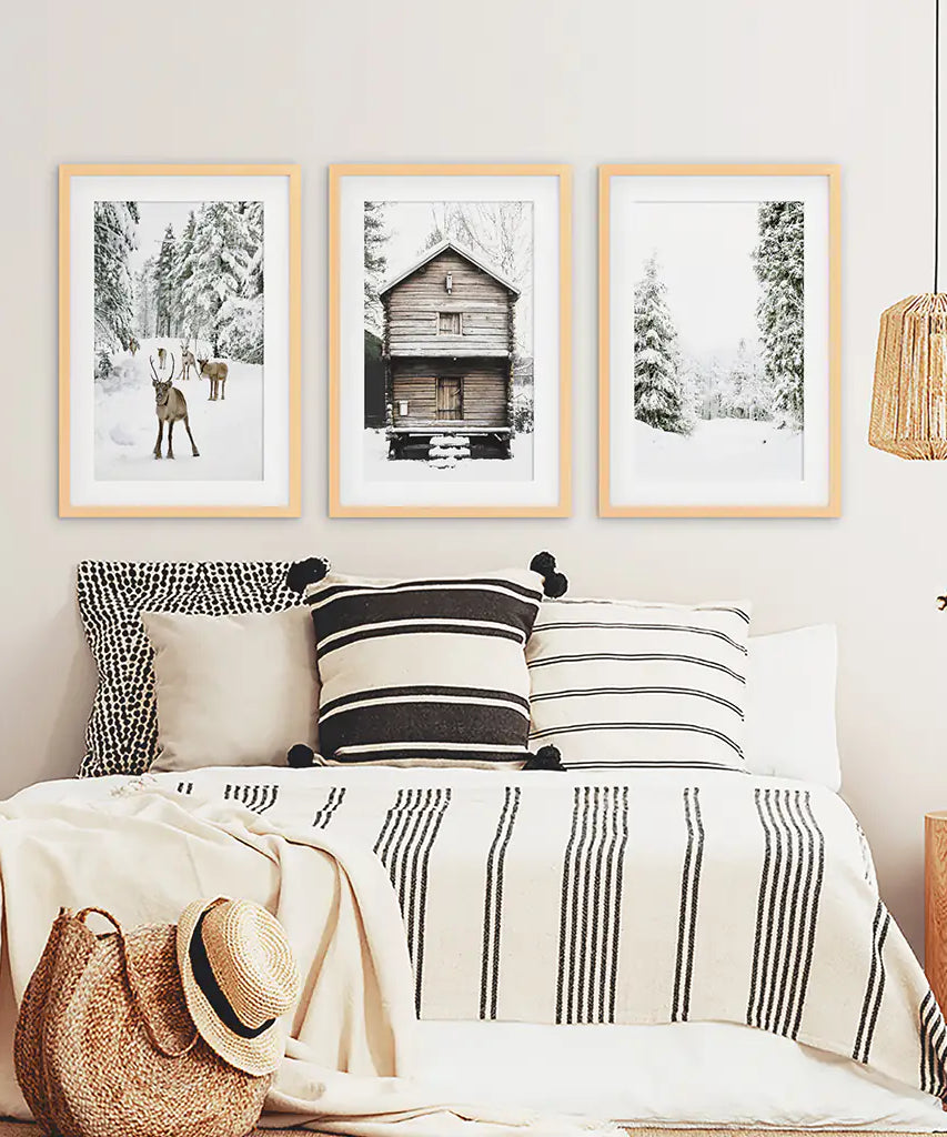 Wandbilder-Set im Weihnachts-Design. Rentier, Blockhütte, Wald