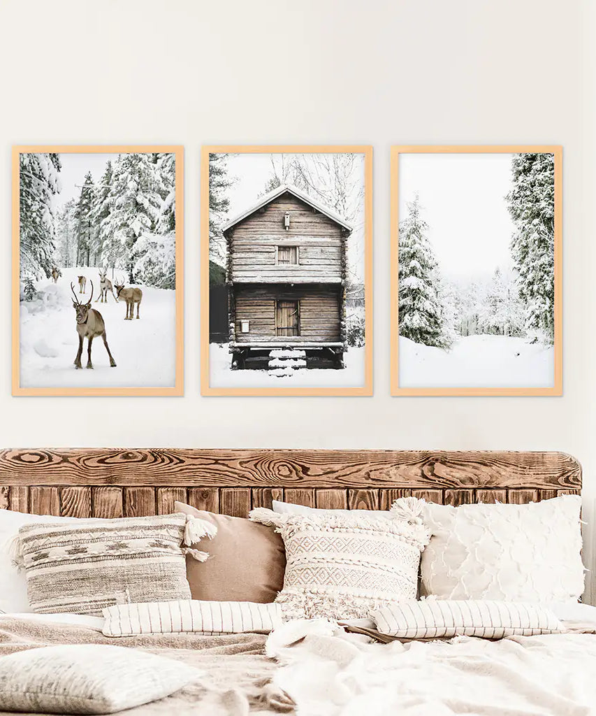 Wandbilder-Set im Weihnachts-Design. Rentier, Blockhütte, Wald