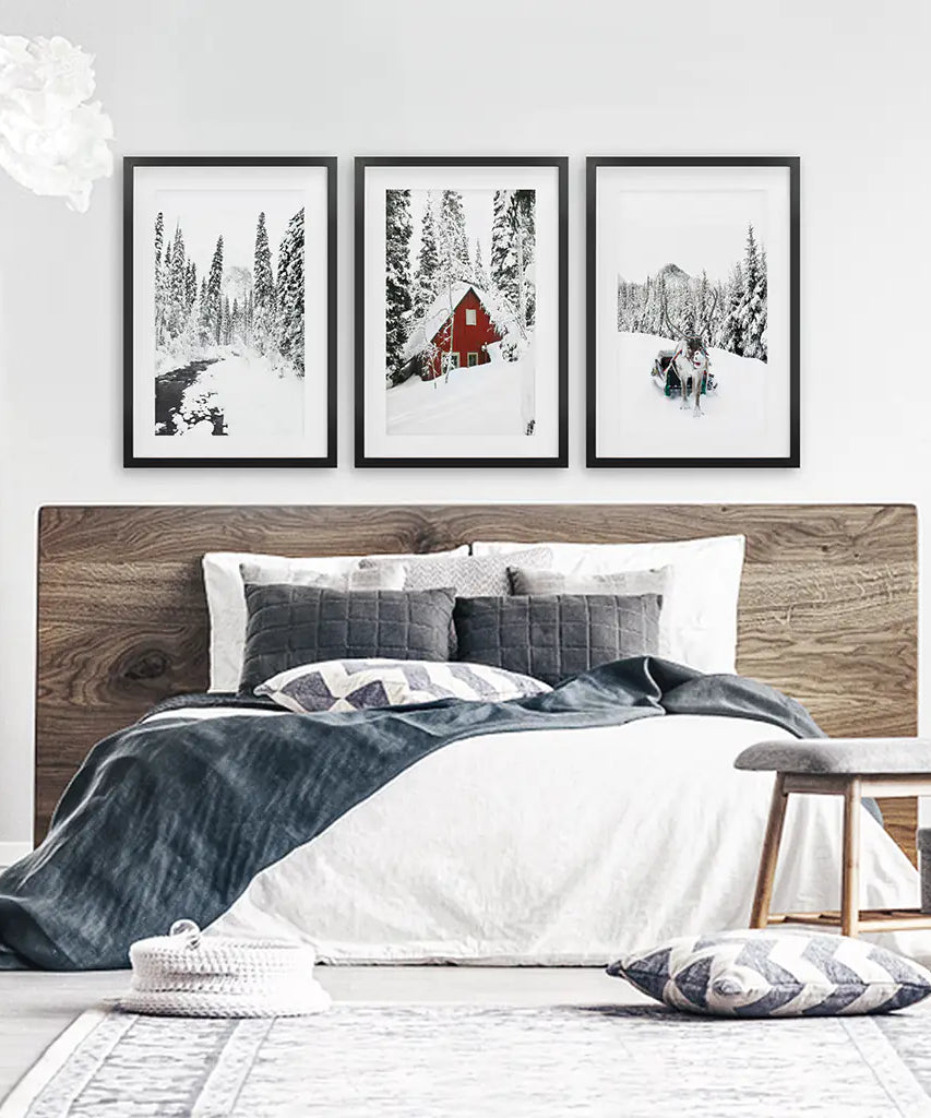 Weihnachtshirsch-Wandkunst-Set, 3-teilig. Rote Scheune, zugefrorener Fluss