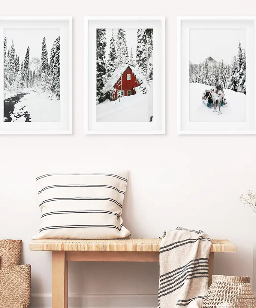 Weihnachtshirsch-Wandkunst-Set, 3-teilig. Rote Scheune, zugefrorener Fluss