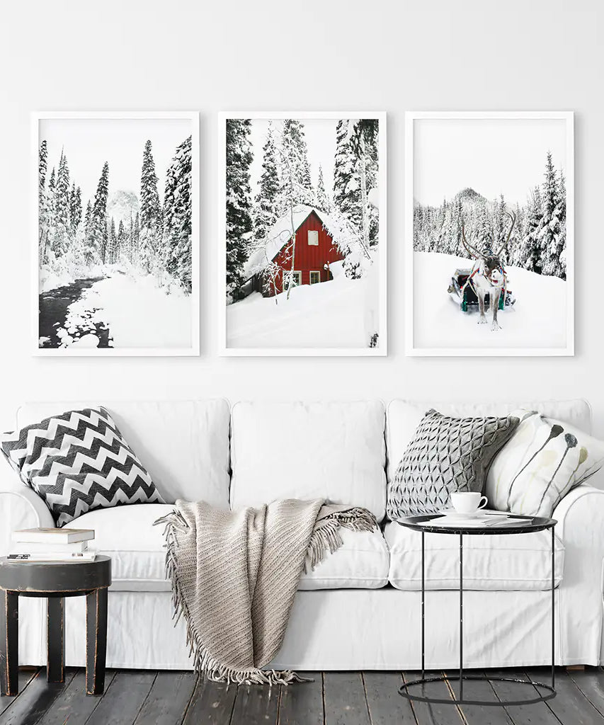 Weihnachtshirsch-Wandkunst-Set, 3-teilig. Rote Scheune, zugefrorener Fluss