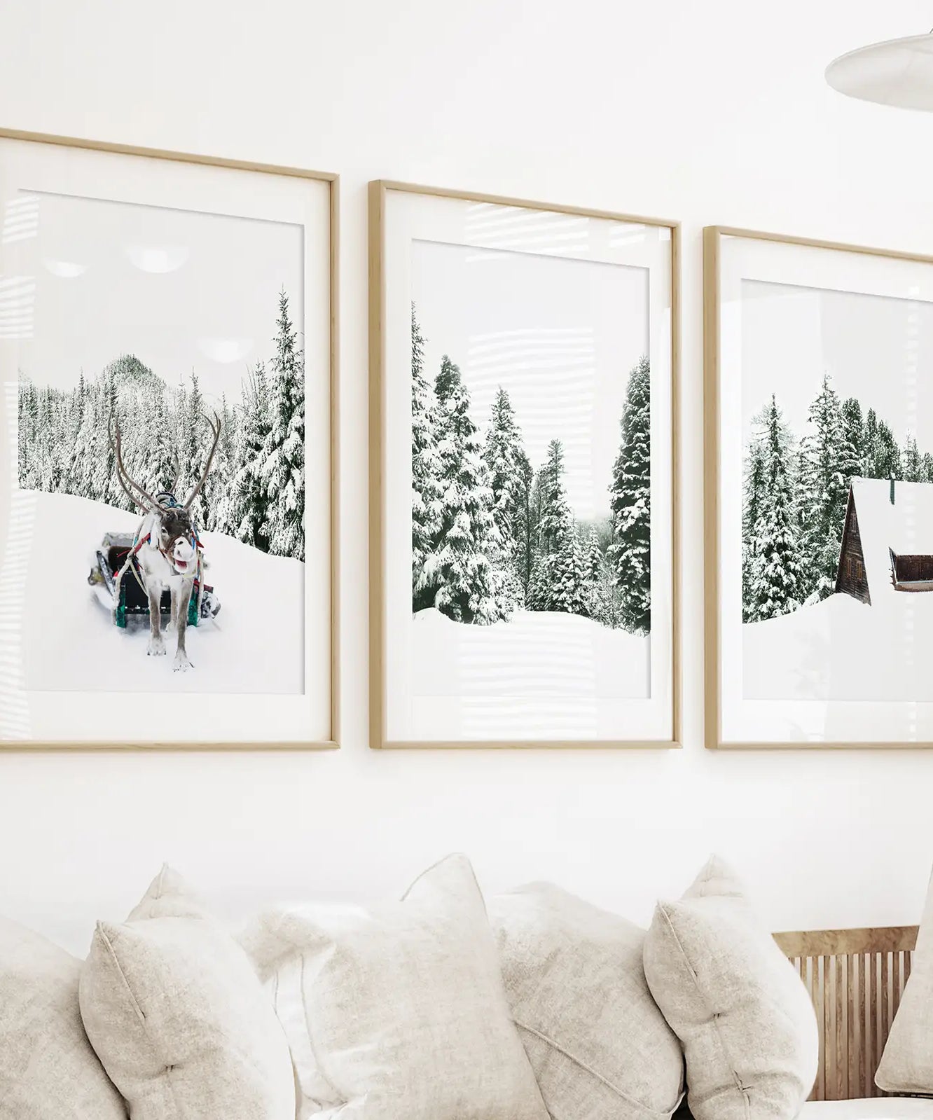 Winterliche Schneelandschaft-Triptychon. Rentier, Blockhütte, Kiefernbaum