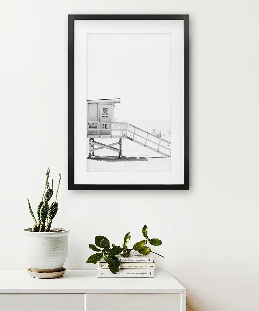 Schwarz-Weißer Rettungsschwimmerturm Poster. Küsten Sommer Wandkunst
