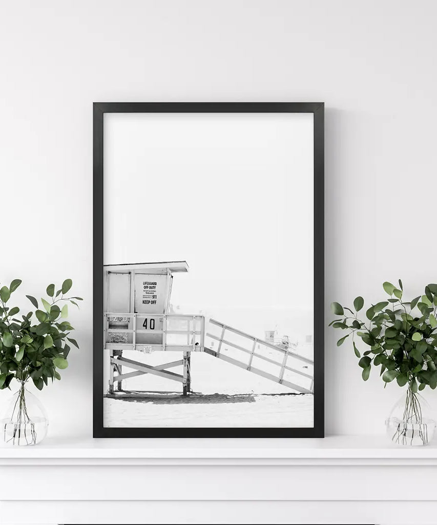 Schwarz-Weißer Rettungsschwimmerturm Poster. Küsten Sommer Wandkunst