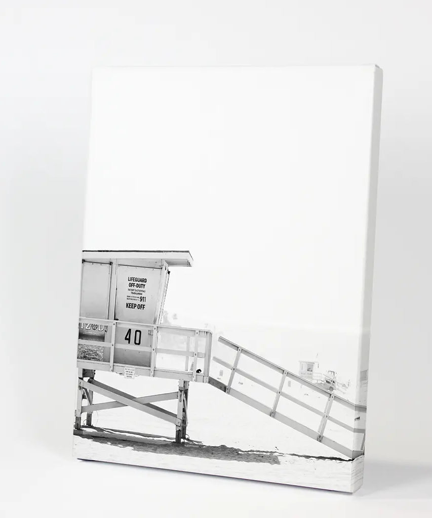 Schwarz-Weißer Rettungsschwimmerturm Poster. Küsten Sommer Wandkunst