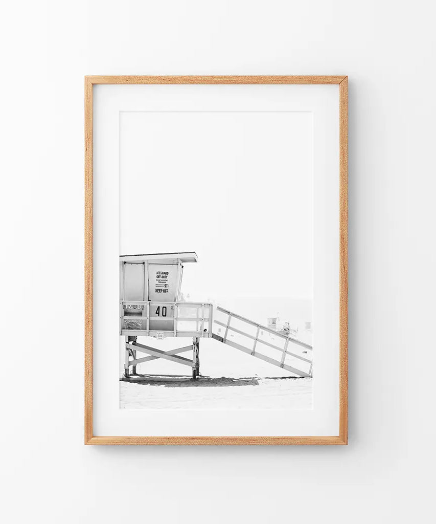 Schwarz-Weißer Rettungsschwimmerturm Poster. Küsten Sommer Wandkunst