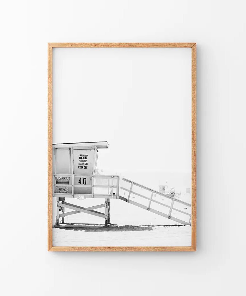 Schwarz-Weißer Rettungsschwimmerturm Poster. Küsten Sommer Wandkunst