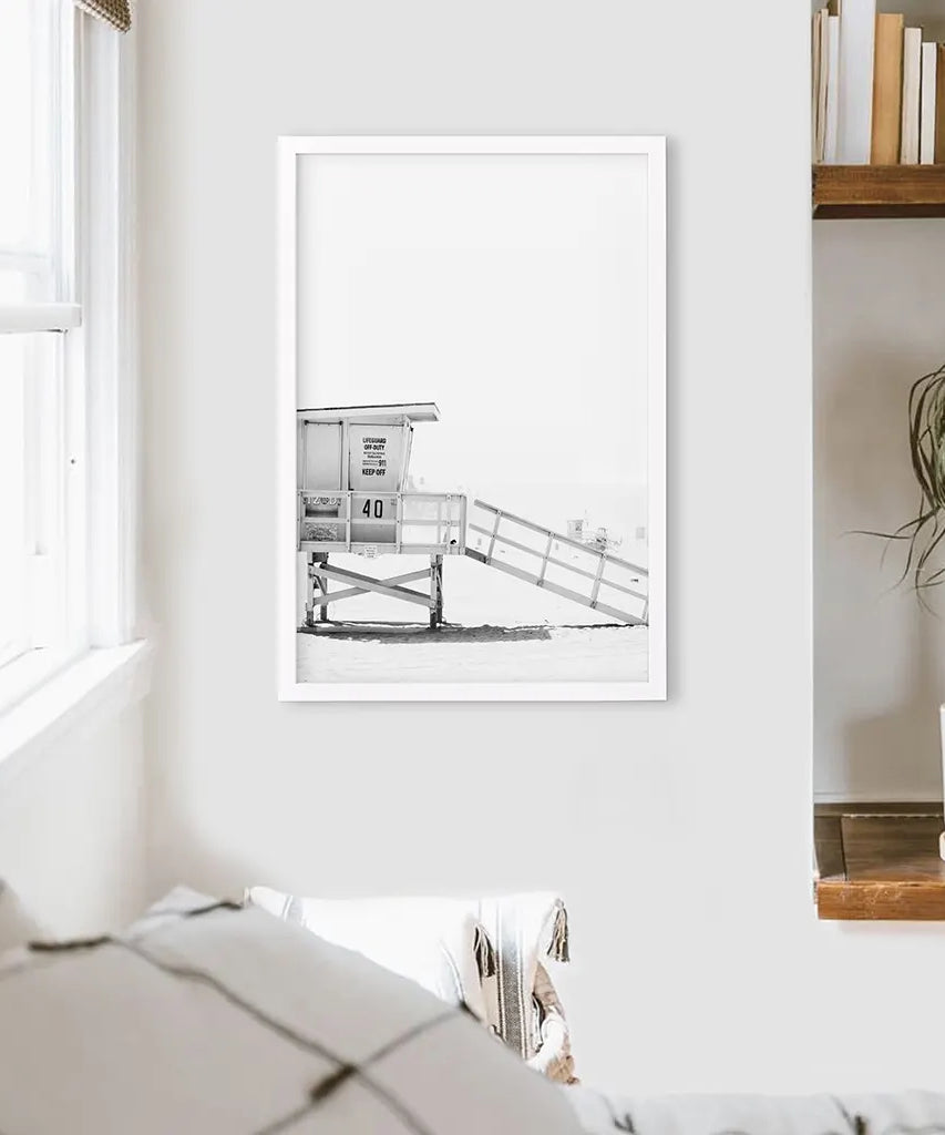 Schwarz-Weißer Rettungsschwimmerturm Poster. Küsten Sommer Wandkunst