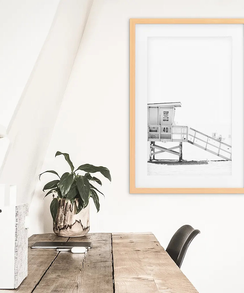 Schwarz-Weißer Rettungsschwimmerturm Poster. Küsten Sommer Wandkunst
