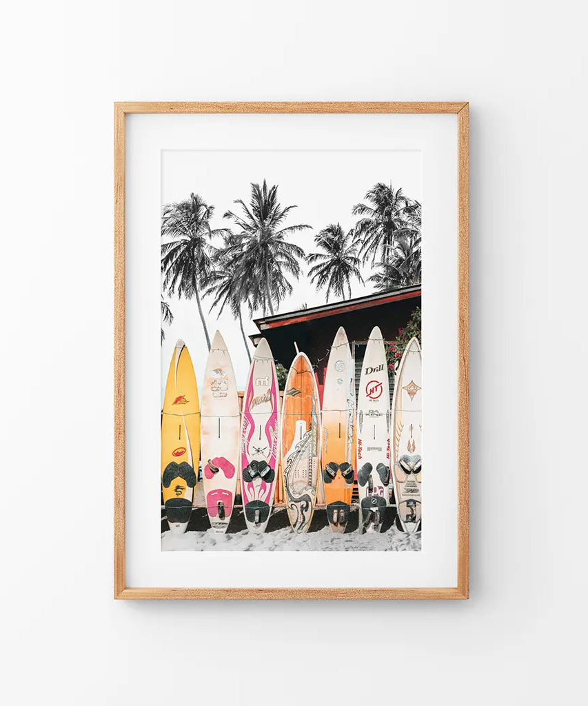 Thema Tropisches Strandleben. Druck mit orangen Surfbrettern