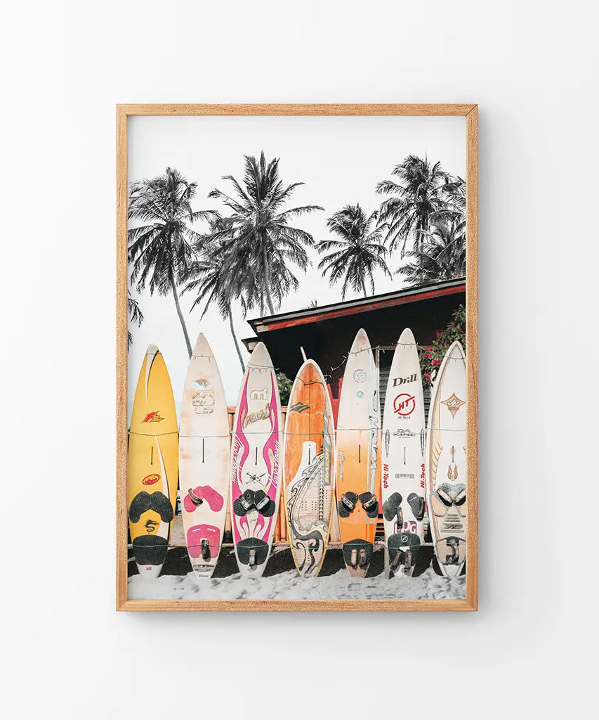 Thema Tropisches Strandleben. Druck mit orangen Surfbrettern