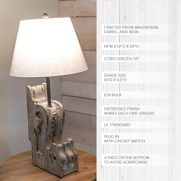 Antike Tischlampe aus grob behauenem Holz im Distressed-Look