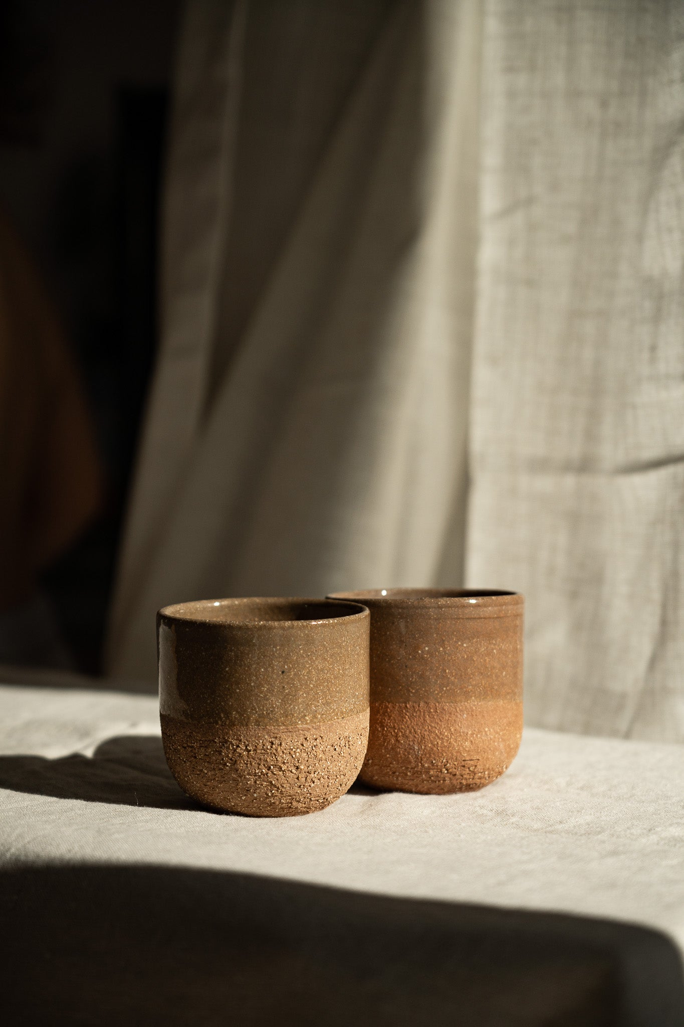 Handgemachte Keramik-Kaffeetasse – Rustikale, rosarote Steingut-Tasse