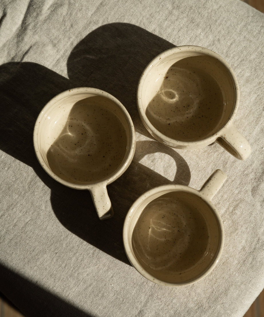 Handgemachte Steingut-Tasse — Weißer Sand gesprenkelt
