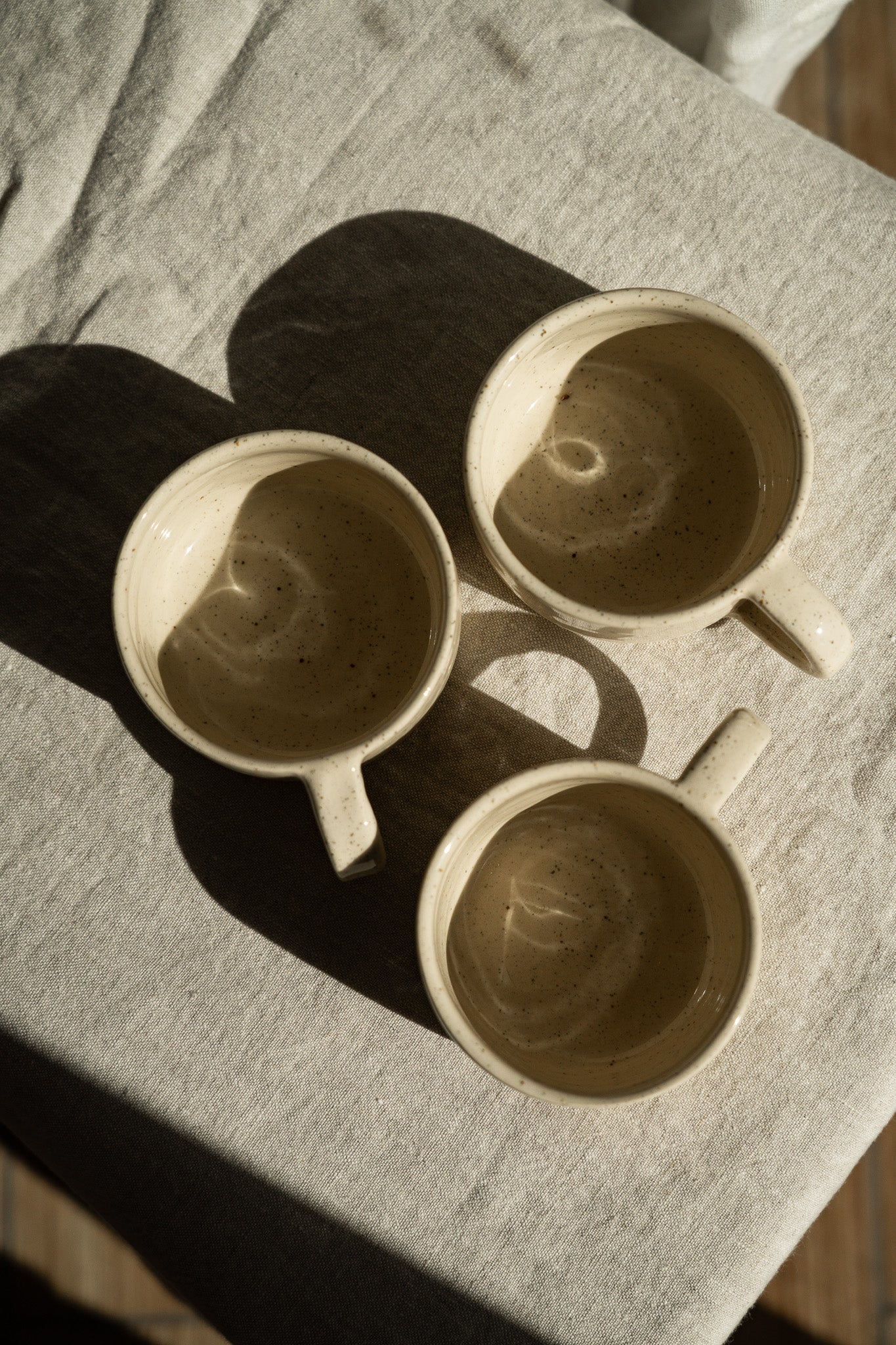 Handgemachte Steingut-Tasse — Weißer Sand gesprenkelt