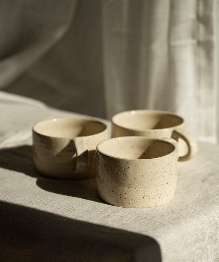 Handgemachte Steingut-Tasse — Weißer Sand gesprenkelt