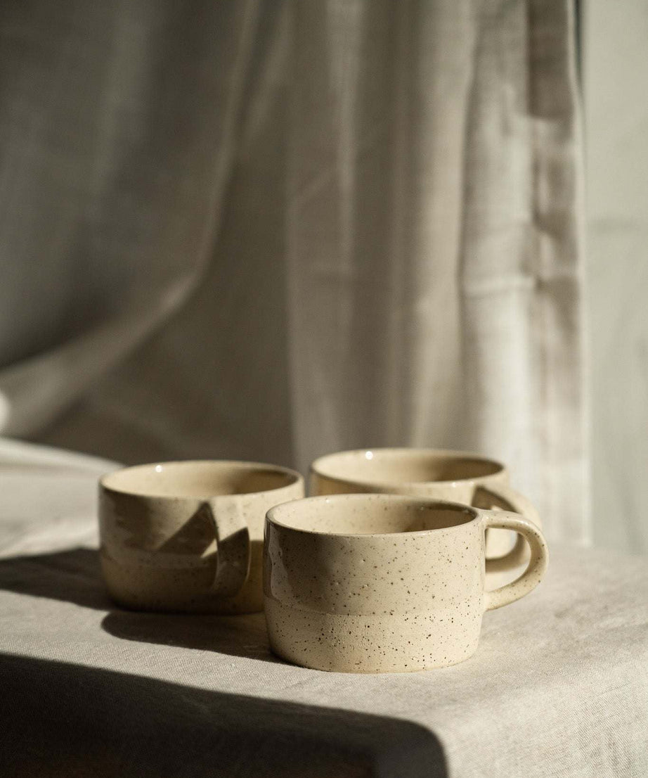 Handgemachte Steingut-Tasse — Weißer Sand gesprenkelt