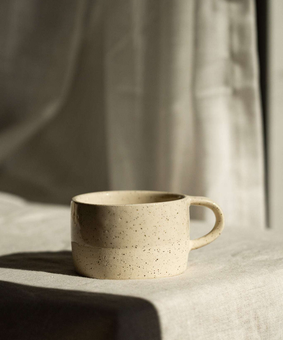 Handgemachte Steingut-Tasse — Weißer Sand gesprenkelt