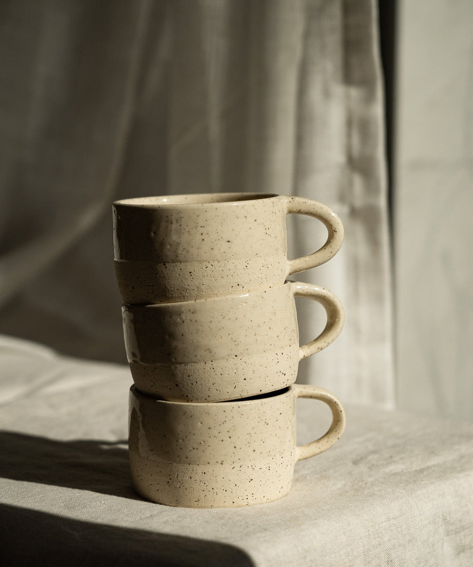 Handgemachte Steingut-Tasse — Weißer Sand gesprenkelt