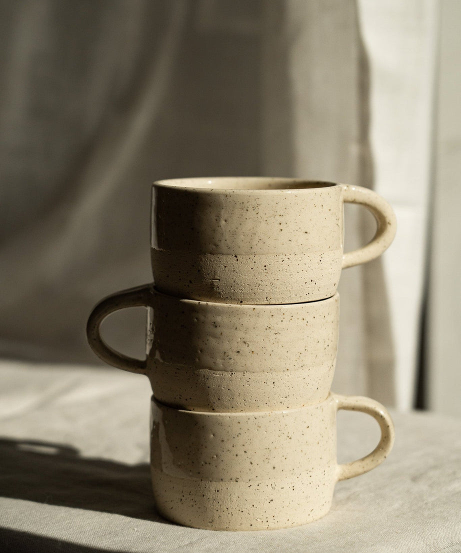 Handgemachte Steingut-Tasse — Weißer Sand gesprenkelt
