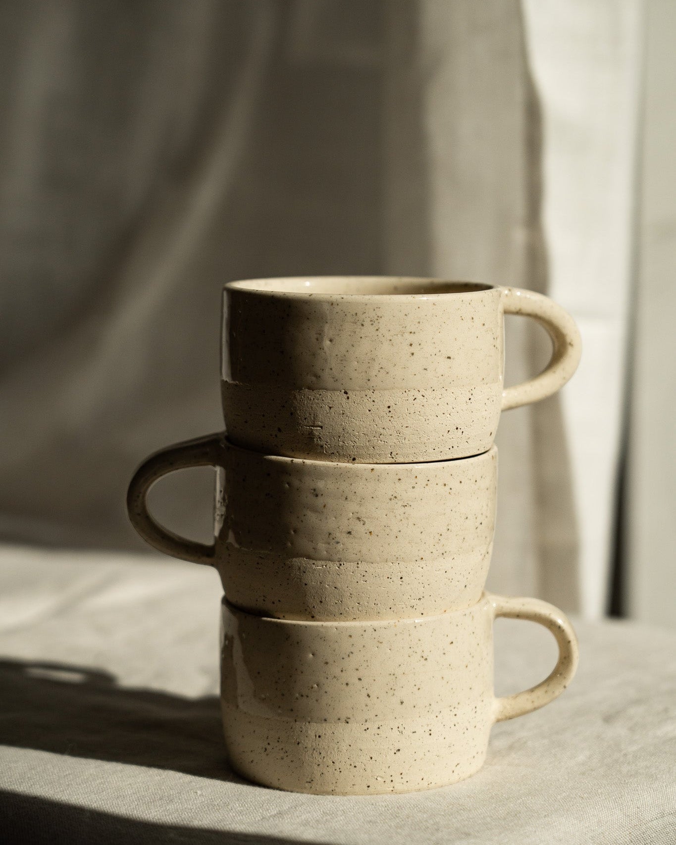 Handgemachte Steingut-Tasse — Weißer Sand gesprenkelt